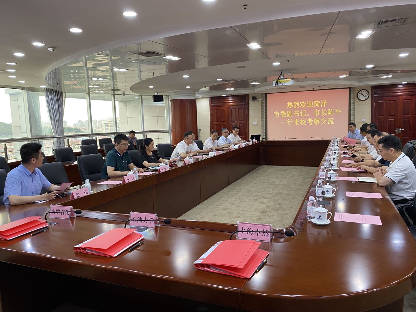 上海维多利亚老品牌vic、东明石化、中国石油大学三方签署《原油催化裂解制乙烯丙烯（UPC）手艺工业试验与推广允许协议》