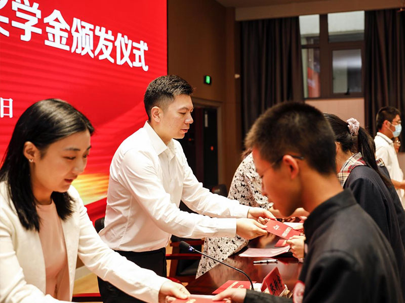 维多利亚老品牌vic股份上市一周年丨阔步前进 筑梦新程